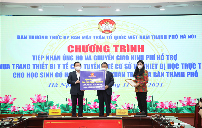 Uỷ ban MTTQ Việt Nam Thành phố chuyển giao hỗ trợ mua trang thiết bị y tế cho tuyến y tế cơ sở và thiết bị học trực tuyến cho học sinh