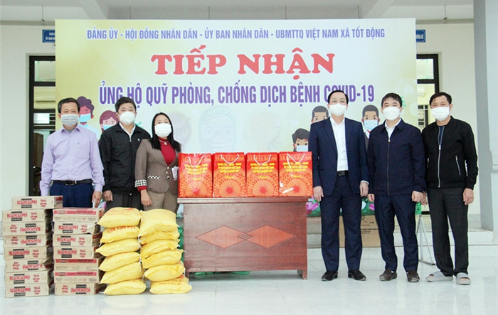 Phó Bí thư Thường trực Huyện ủy Chương Mỹ thăm, tặng quà động viên các hộ có hoàn cảnh khó khăn thuộc khu vực cách ly y tế xã Tốt Động