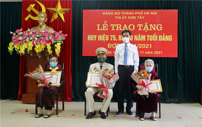 Thị xã Sơn Tây trao tặng Huy hiệu Đảng đợt 7-11