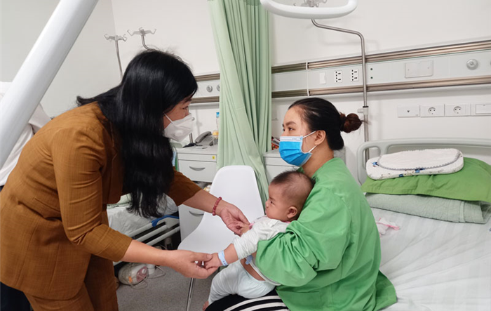 Chủ tịch Uỷ ban Mặt trận Tổ quốc Thành phố thăm, động viên các cháu bé đang theo dõi tại Bệnh viện Đa khoa Xanh Pôn