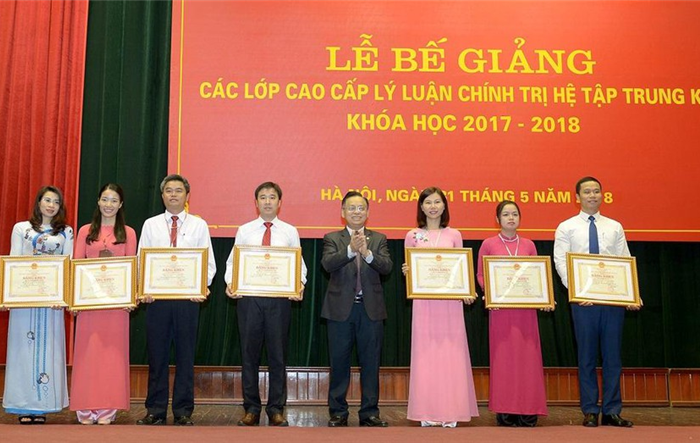 Khắc phục tình trạng lười học, ngại học lý luận chính trị