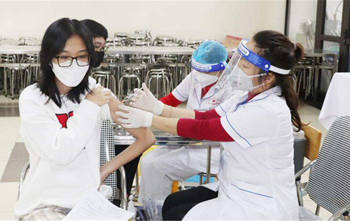 Hà Nội không dừng tiêm vắc xin phòng Covid-19 cho học sinh
