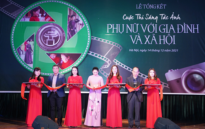 Trao giải Cuộc thi ảnh “Phụ nữ với gia đình và xã hội” 