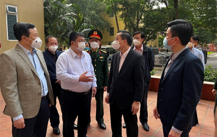 Chủ tịch UBND Thành phố Chu Ngọc Anh kiểm tra khu điều trị F0 thể nhẹ và trạm y tế lưu động tại “điểm nóng” quận Đống Đa