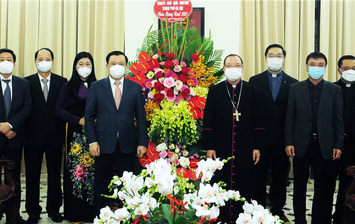 Bí thư Thành ủy Đinh Tiến Dũng chúc bà con giáo dân đón Giáng sinh mạnh khỏe, an lành và hạnh phúc