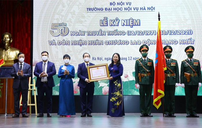 Trường Đại học Nội vụ đón nhận Huân chương Lao động hạng Nhất
