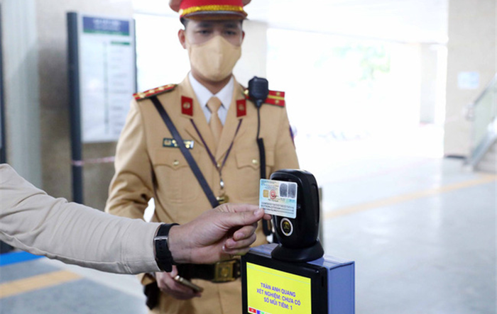 Triển khai thiết bị lắp đặt thiết bị quét mã QR trên thẻ căn cước công dân gắn chíp kiểm soát người ra - vào cơ quan, đơn vị trên địa bàn Thành phố