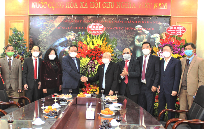 Phó Bí thư Thành ủy Hà Nội Nguyễn Văn Phong chúc mừng  Ủy ban Đoàn kết Công giáo Việt Nam thành phố Hà Nội