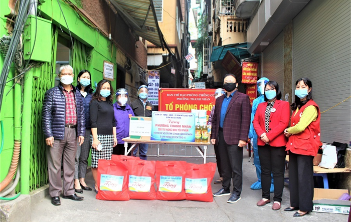 Trao tặng nhu yếu phẩm cho gia đình có hoàn cảnh khó khăn do dịch Covid-19 trên địa bàn quận Hai Bà Trưng