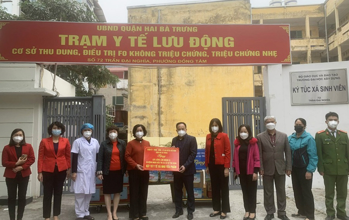 Lãnh đạo quận Hai Bà Trưng thăm, động viên lực lượng làm nhiệm vụ và bệnh nhân tại Trạm y tế lưu động
