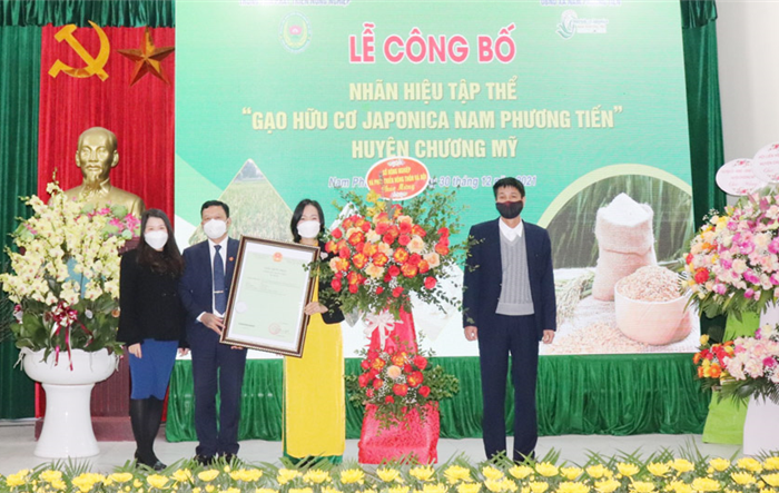 Trao Giấy chứng nhận nhãn hiệu tập thể "Gạo hữu cơ Japonica Nam Phương Tiến – Chương Mỹ"