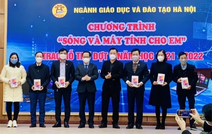 Ngành giáo dục Thủ đô đã tổ chức trao hỗ trợ đợt 6 Chương trình “Sóng và máy tính cho em”
