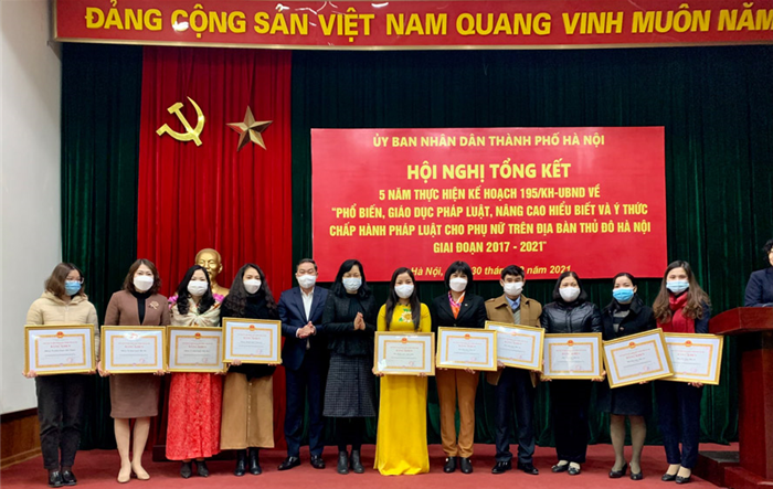 Đẩy mạnh phổ biến giáo dục pháp luật, nâng cao hiểu biết và ý thức chấp hành pháp luật cho phụ nữ