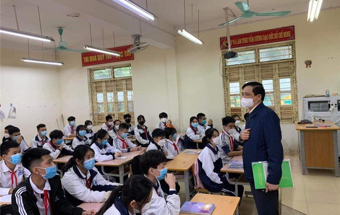 Từ ngày 6-12, học sinh lớp 12 tại Hà Nội đến trường học  trực tiếp 3 buổi/tuần