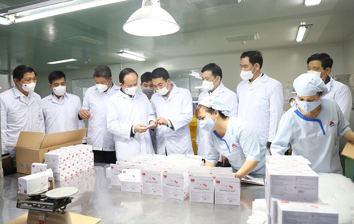 Đồng chí Nguyễn Ngọc Tuấn thăm, động viên sản xuất đầu năm tại huyện Thường Tín