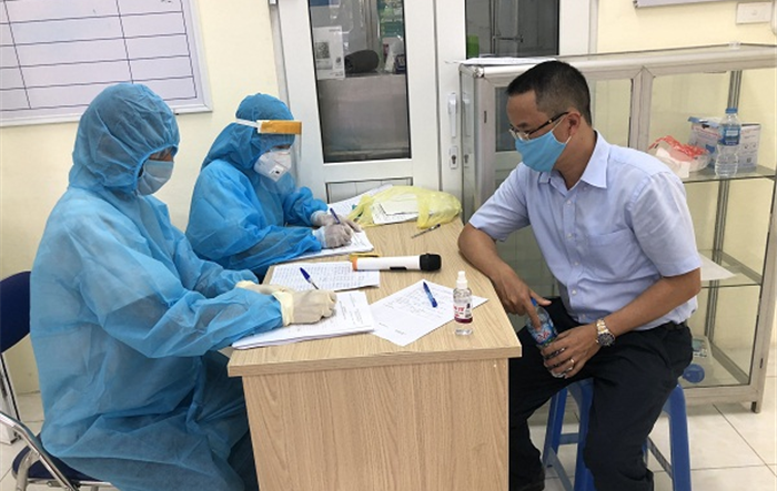 Thực hiện việc lấy mẫu xét nghiệm Sars-Cov-2 cho người dân đi về từ Hải Dương