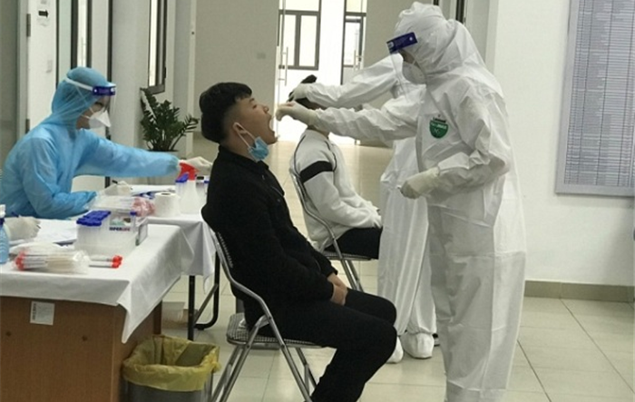 Quận Thanh Xuân lấy mẫu xét nghiệm Covid-19 cho 75 tân binh trước ngày nhập ngũ