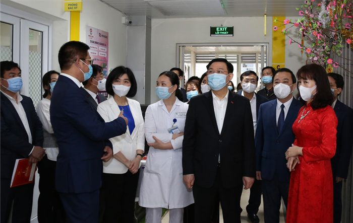 Đồng chí Vương Đình Huệ thăm, kiểm tra công tác phòng, chống dịch tại Bệnh viện Thanh Nhàn