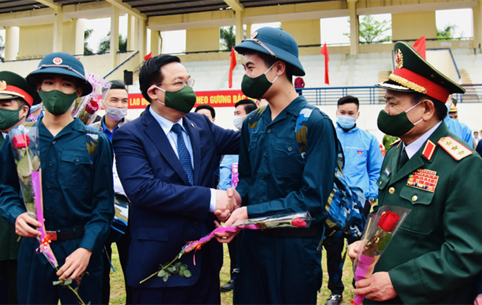 Bí thư Thành ủy Vương Đình Huệ tiễn chân các tân binh lên đường nhập ngũ