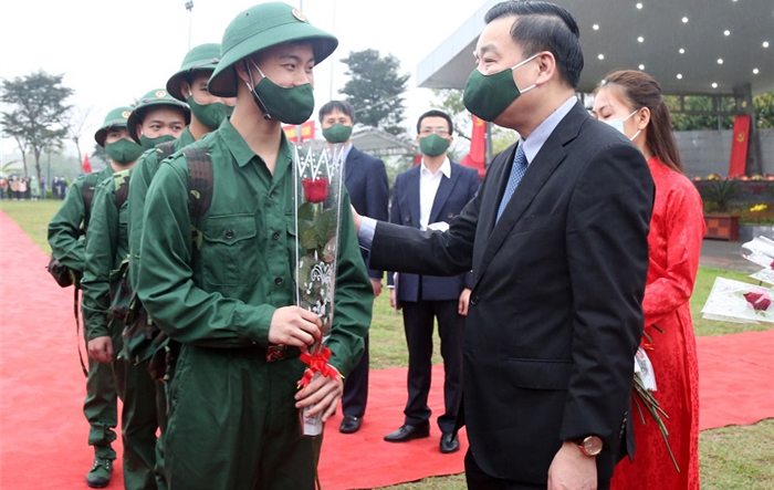 Chủ tịch UBND Thành phố Chu Ngọc Anh động viên tân binh lên đường nhập ngũ