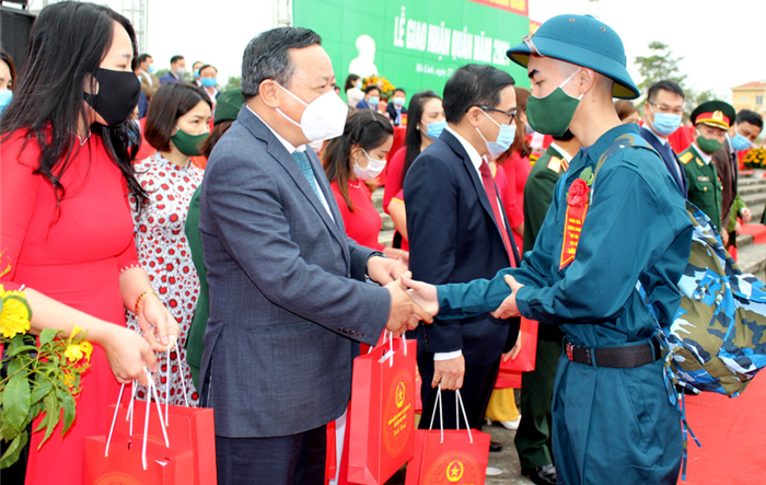Phó Bí thư Thành ủy Hà Nội Nguyễn Văn Phong  động viên các tân binh huyện Mê Linh lên đường nhập ngũ