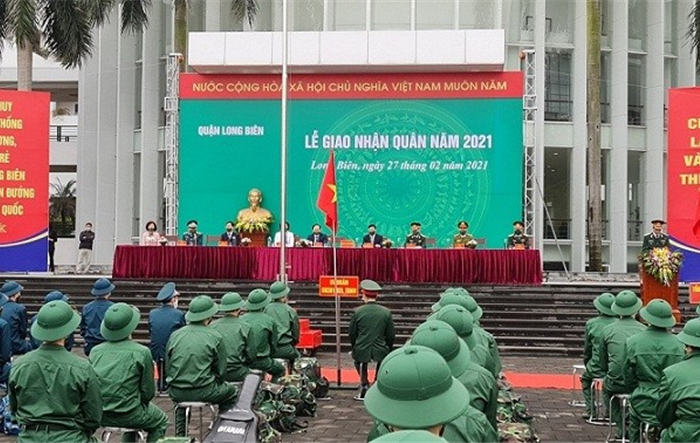 96 tân binh quận Long Biên hăng hái lên đường nhận nhiệm vụ