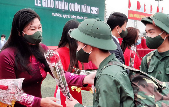 Chủ tịch Uỷ ban Mặt trận Tổ quốc Việt Nam Thành phố động viên tân binh huyện Hoài Đức lên đường nhập ngũ