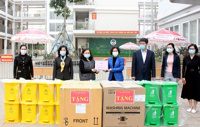 Sở Giáo dục và Đào tạo Thành phố tặng quà thầy và trò Trường Tiểu học Xuân Phương 