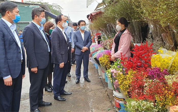 Đồng chí Nguyễn Ngọc Tuấn kiểm tra công tác phòng, chống dịch tại Tây Hồ