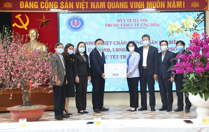 Đồng chí Phùng Thị Hồng Hà chúc Tết Trung tâm Y tế huyện Ứng Hòa
