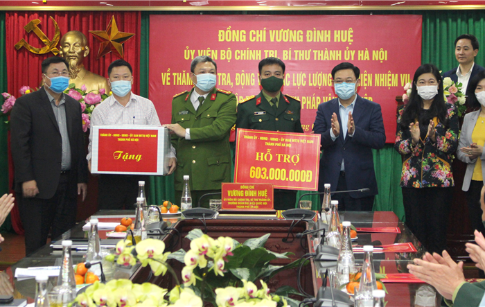 Đồng chí  Vương Đình Huệ động viên  lực lượng tuyến đầu phòng, chống dịch Covid-19 tại quận Hoàng Mai