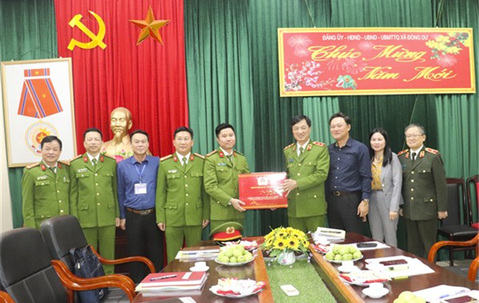Thứ trưởng Bộ Công an Nguyễn Duy Ngọc thăm hỏi, động viên cán bộ chiến sỹ Công an xã Đông Dư, huyện Gia Lâm