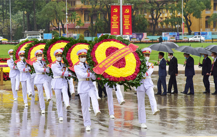 Tưởng niệm Chủ tịch Hồ Chí Minh, lãnh đạo tiền bối và các Anh hùng liệt sĩ