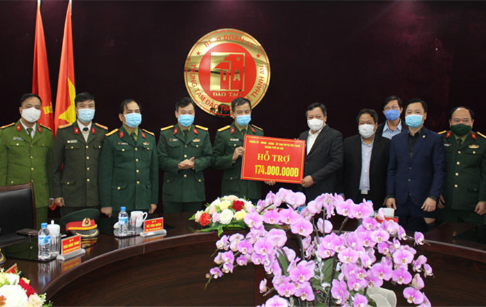 Phó Bí thư Thành ủy Nguyễn Văn Phong thăm, tặng quà động viên lực lượng tuyến đầu chống dịch