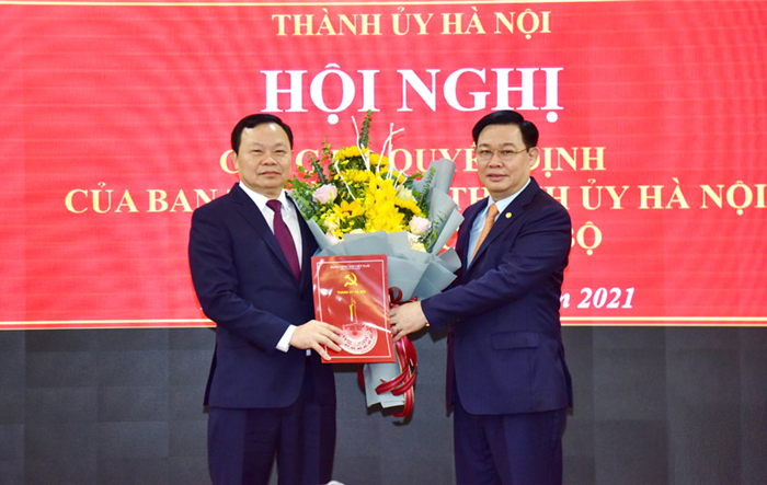 Đồng chí Vương Đình Huệ trao Quyết định  về công tác cán bộ tại Quận ủy Đống Đa