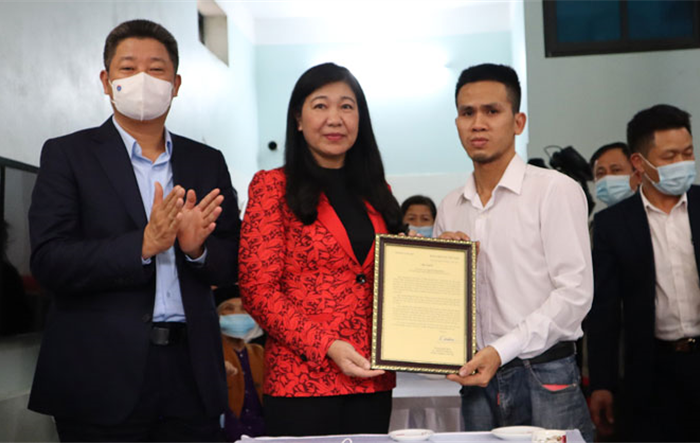 Trao Thư khen, Bằng khen của lãnh đạo Thành phố cho anh Nguyễn Ngọc Mạnh