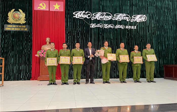 Khen thưởng Công an quận Tây Hồ nhanh chóng làm rõ nhóm đối tượng sàm sỡ người nước ngoài