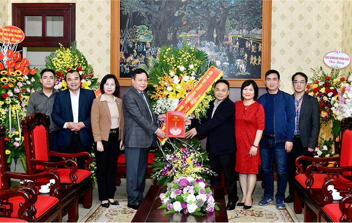 Phó Bí thư Thành ủy Hà Nội Nguyễn Văn Phong thăm, chúc mừng Báo Nhân Dân