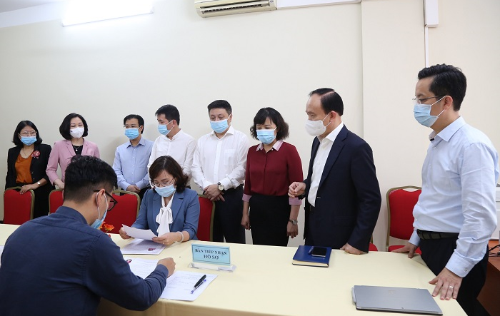 Đồng chí Nguyễn Ngọc Tuấn kiểm tra công tác bầu cử tại quận Hoàn Kiếm