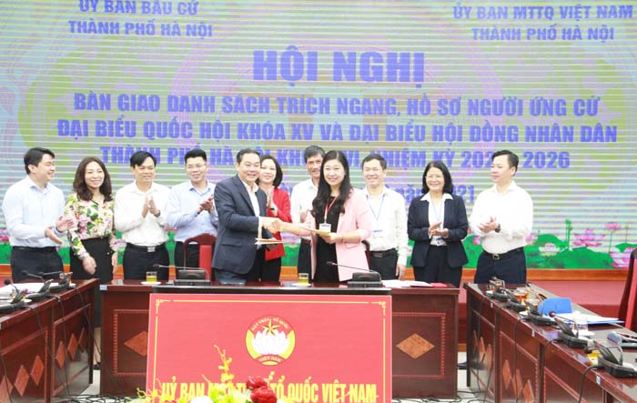 Bàn giao 260 hồ sơ ứng cử đại biểu Quốc hội khóa XV và đại biểu HĐND Thành phố khóa XVI 