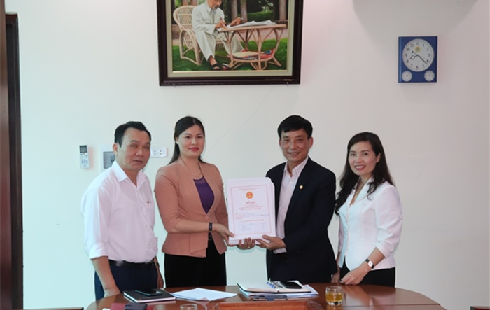 Bàn giao hồ sơ và danh sách ứng cử viên đại biểu HĐND Huyện khóa XX, nhiệm kỳ 2016-2021