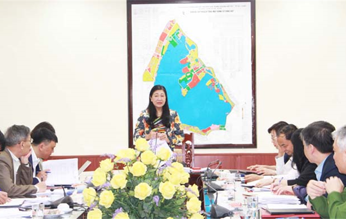 Chủ tịch Uỷ ban Mặt trận Tổ quốc Việt Nam Thành phố Nguyễn Lan Hương kiểm tra công tác bầu cử tại quận Tây Hồ 
