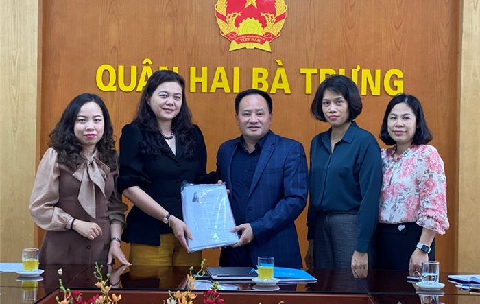 Bàn giao 67 hồ sơ ứng cử đại biểu HĐND quận Hai Bà Trưng