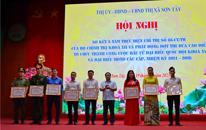 Biểu dương nhiều tập thể, cá nhân tiêu biểu trong học tập và làm theo tư tưởng, đạo đức, phong cách Hồ Chí Minh