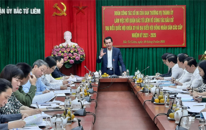 Chủ nhiệm Uỷ ban Kiểm tra Thành uỷ Hoàng Trọng Quyết kiểm tra công tác bầu cử tại quận Bắc Từ Liêm