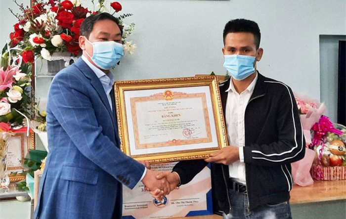 Trao Bằng khen của Thủ tướng Chính phủ cho anh Nguyễn Ngọc Mạnh