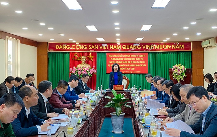 Đồng chí Phùng Thị Hồng Hà kiểm tra công tác bầu cử tại Hoàng Mai 