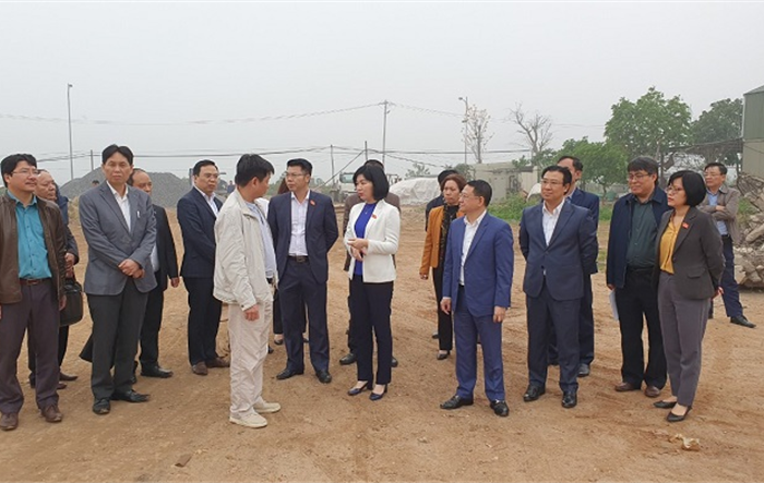 Đồng chí Phùng Thị Hồng Hà giám sát  về dự án chậm triển khai tại huyện Mê Linh