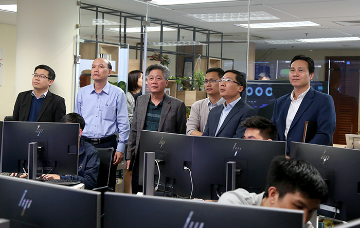Giám đốc Sở Thông tin và Truyền thông Hà Nội tham quan mô hình Trung tâm điều hành thông minh