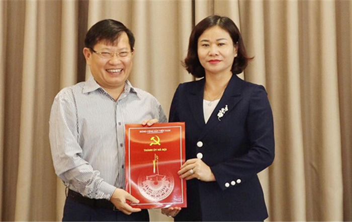 Trao quyết định nghỉ hưu theo chế độ cho đồng chí Phạm Xuân Phương